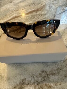 DEZI On Read Tortoiseshell Cat-Eye Women's Sunglasses